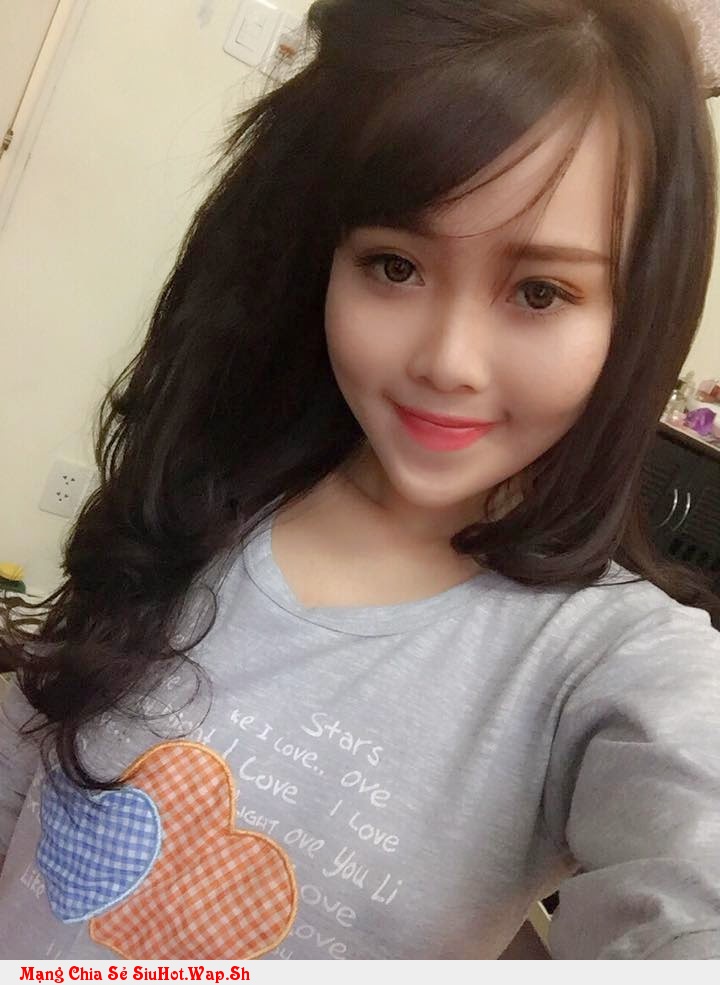 Hà Anh khoe vếu khoe mông