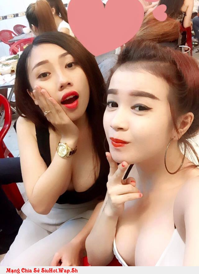 Những cô nàng tự sướng để lộ nhủ hoa căng tròn